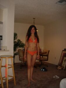 Read more about the article Bureau Interdit : Ma Baise Sauvage avec le Boss sous les Néons