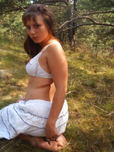 Read more about the article Marie Brise les Règles : Sexe Sauvage dans le Salon-Bureau Interdit