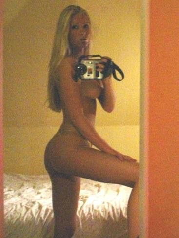 Read more about the article Promenade Imprévue au Bureau : Exhibition Torride avec Voyeur