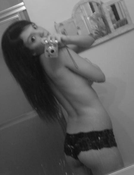 You are currently viewing Baiser sauvage au bureau : mon addiction au dominant sous les néons