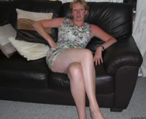 Read more about the article Gouvernante Coquine : Ma Première Transgression au Bureau du Notaire