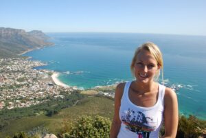 Read more about the article Baiser interdit dans le bureau du patron : mon explosion de luxure à Casablanca