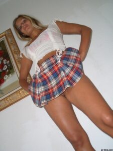 Read more about the article Fellation Secrète au Bureau Sous l’Orage : Mon Plaisir Interdit avec un Stagiaire