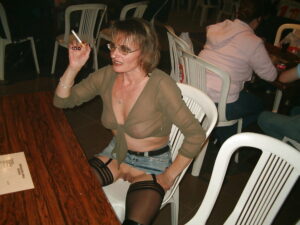 Read more about the article Sexe torride au bureau : ma baise sauvage avec Raphaël sous les néons