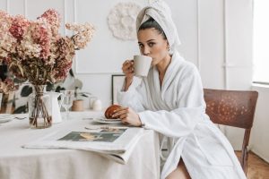 Read more about the article Ma Baise Sauvage avec un Client à l’Agence : L’Appétit Dévorant de Loreline