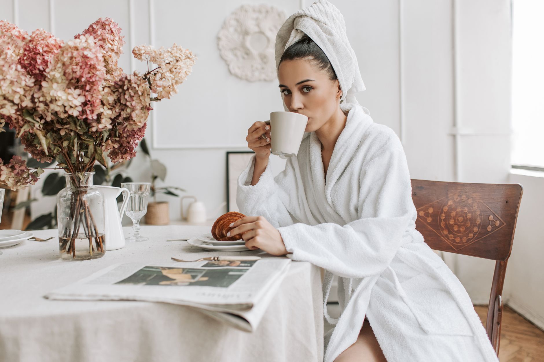 Read more about the article Ma Baise Sauvage avec un Client à l’Agence : L’Appétit Dévorant de Loreline