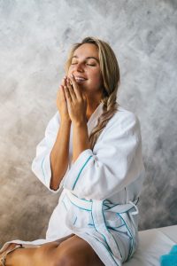 Read more about the article Baiser Sauvage sur la Table de Massage : Mon Addiction au Bureau du Salon