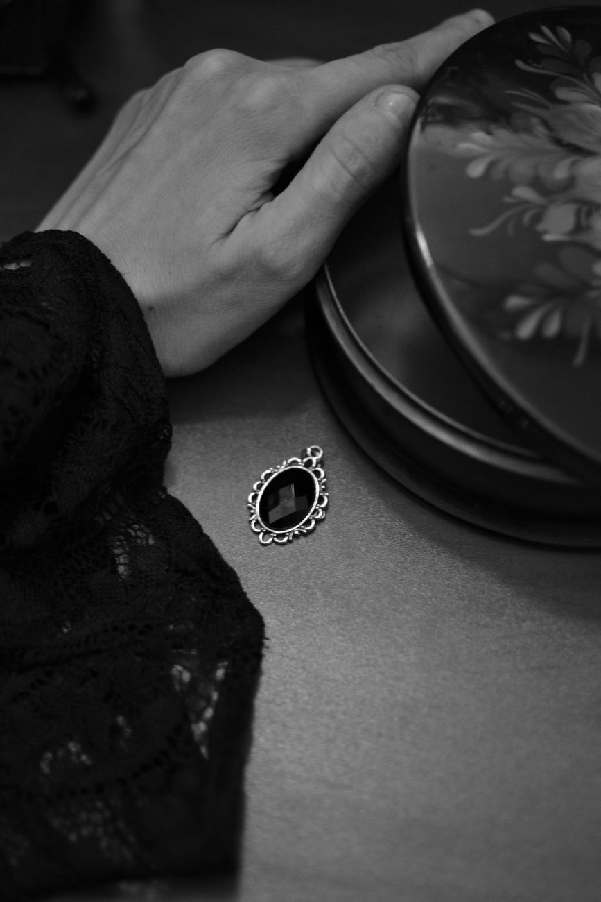 Read more about the article Confession crue : mon salon transformé en antre de luxure avec Jean-Pierre