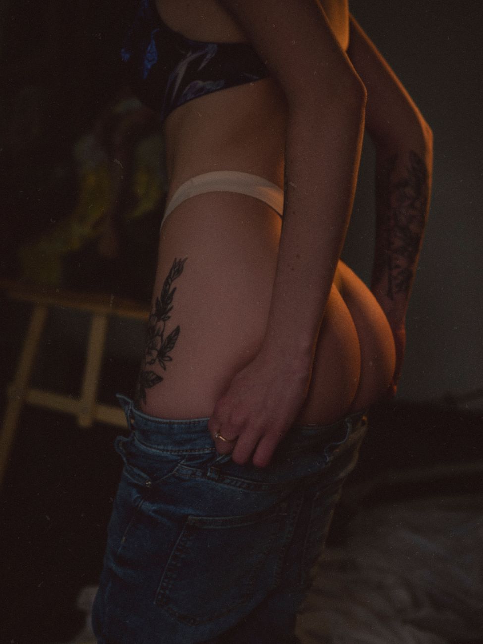 Read more about the article Anna : Ma Baise Interdite sur la Planche-Bureau de Jean