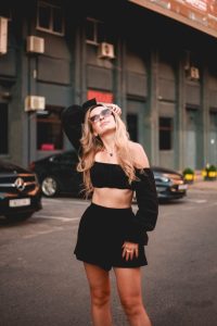 Read more about the article Baiser sauvage au bureau : mon addiction au dominant sous les néons