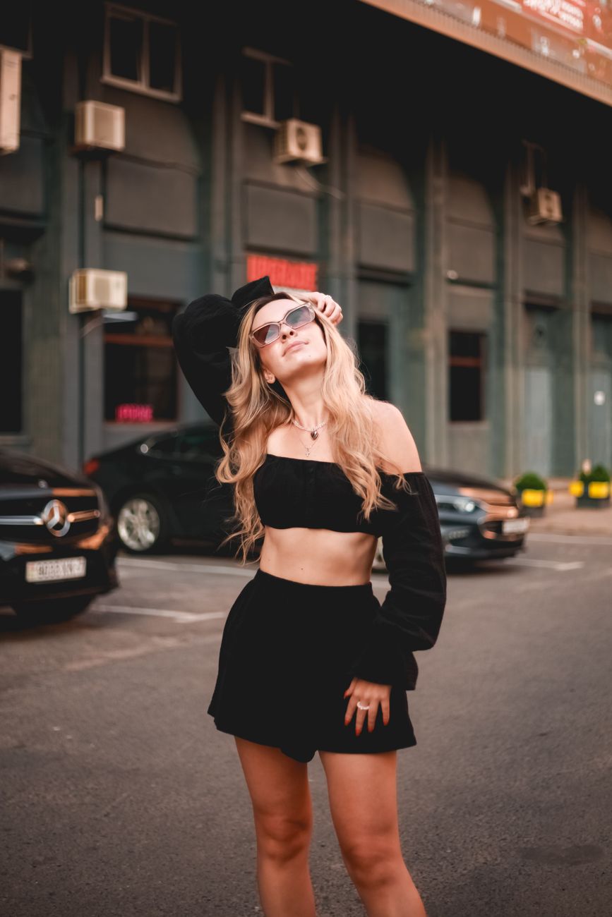 Read more about the article Baiser sauvage au bureau : mon addiction au dominant sous les néons