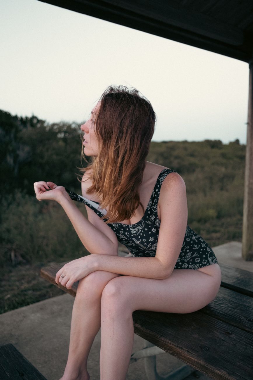 Read more about the article Baiser Interdit au Bureau : Mon Appétit Sexuel Dévorant sous le Tailleur